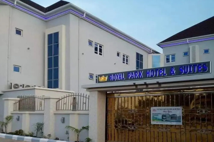 HOTEL ROYAL PARK HOTEL & SUITES
