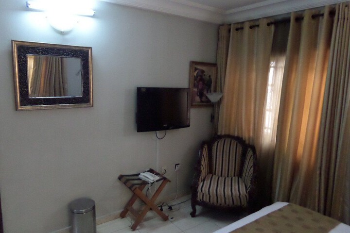 Room 6 of 45