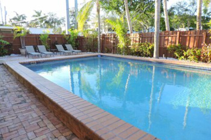 Exterior of Las Brisas 5 / 3 For10 Guests Heated Pool Beach 1 Mi