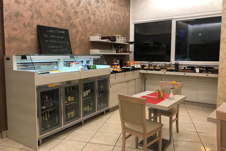 Dining 51 of 65