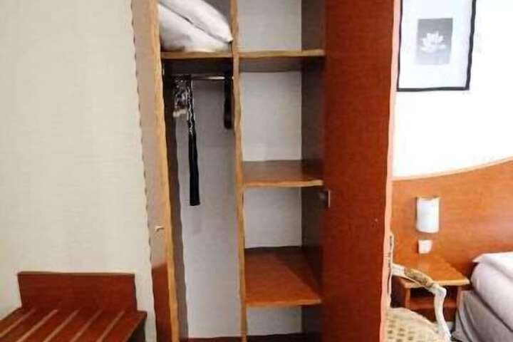 Room 48 of 148