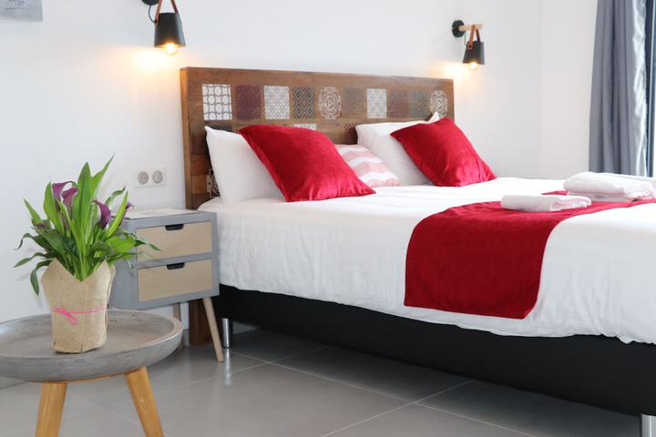Room 4 of 28