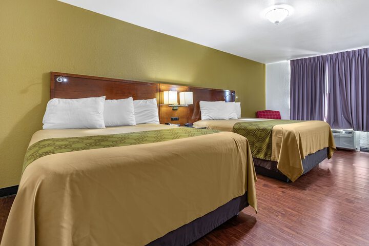 2 Queen Beds (7 of 9)