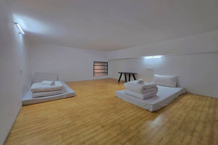 Room 6 of 28