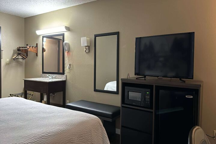 1 King Bed (2 of 11)
