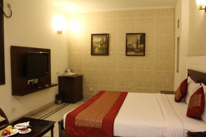 Room 9 of 26