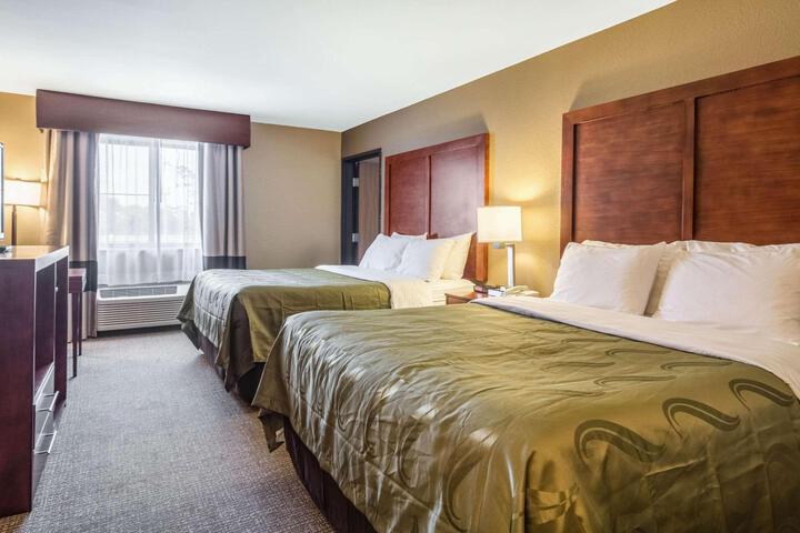 2 Queen Beds (8 of 14)