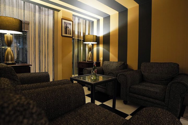 Lounge 45 of 52