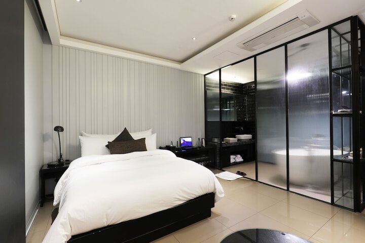 Room 27 of 51