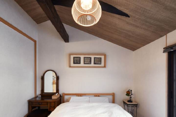 Room 2 of 33