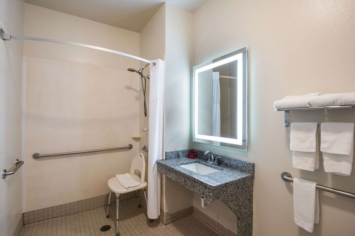 1 King Accessible Comast Bathtb Full Breakfast (3 of 21)