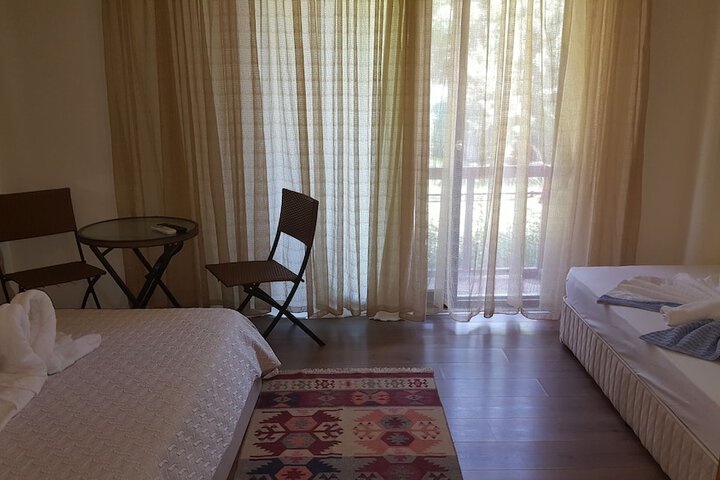 Room 10 of 102
