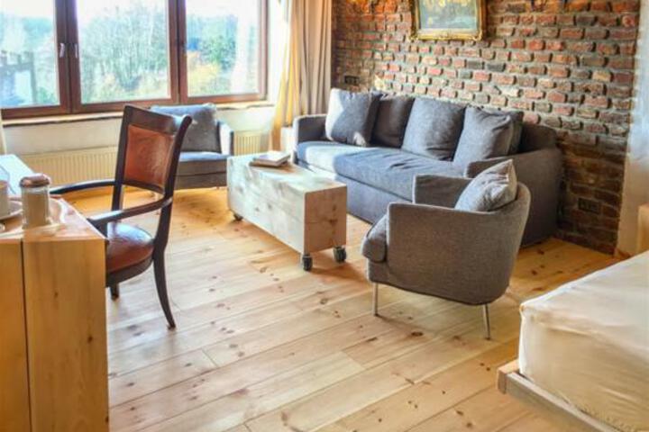 Lounge 42 of 67