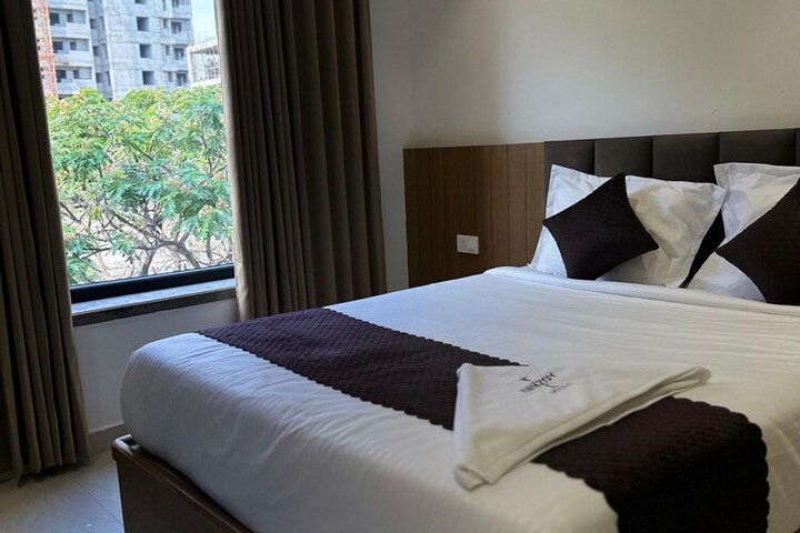 Room 4 of 9