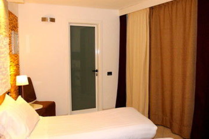 Room 150 of 191