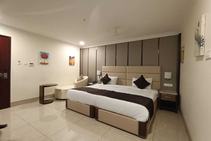 Room 9 of 14