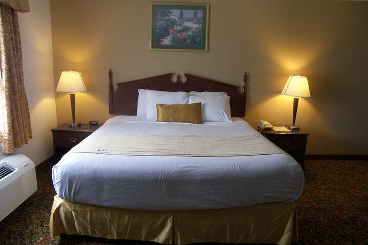 1 King Bed (2 of 11)