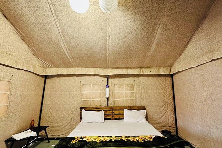 Room 4 of 18