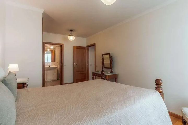 Room 5 of 10