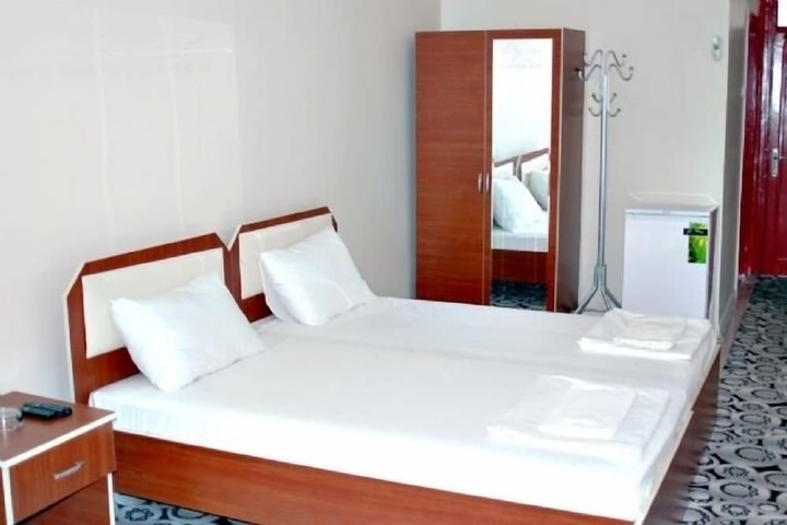 Room 7 of 12