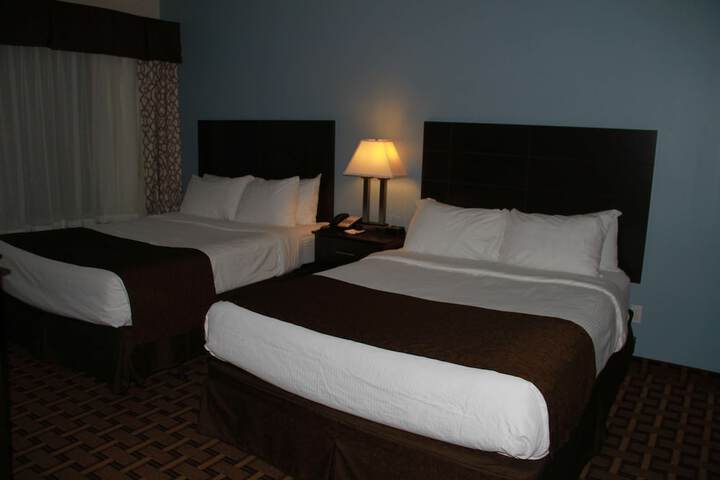 2 Queen Beds Flatsc Microfridge High Speed Full Breakfast (1 of 13)