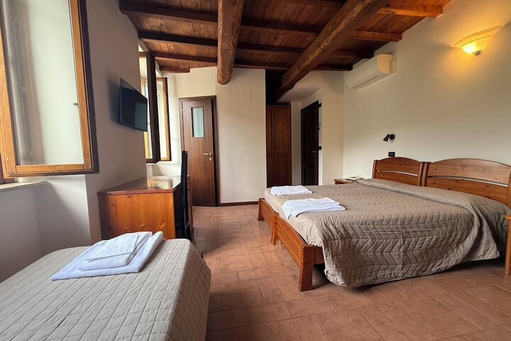 Room 12 of 28