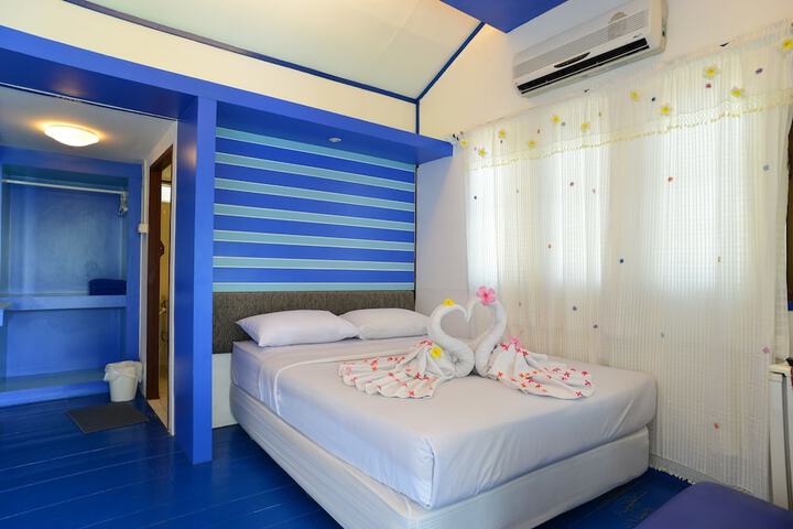 Room 3 of 77