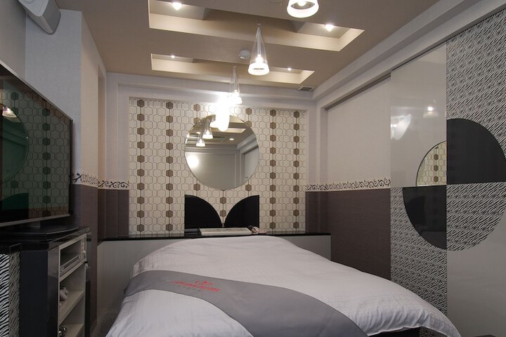 Room 4 of 12