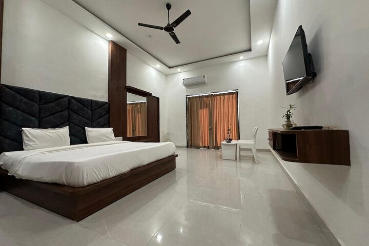 Room 5 of 16