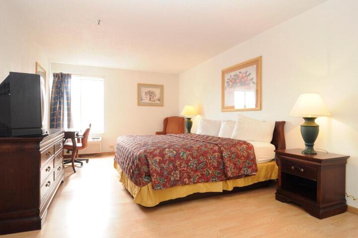 1 King Bed (3 of 21)