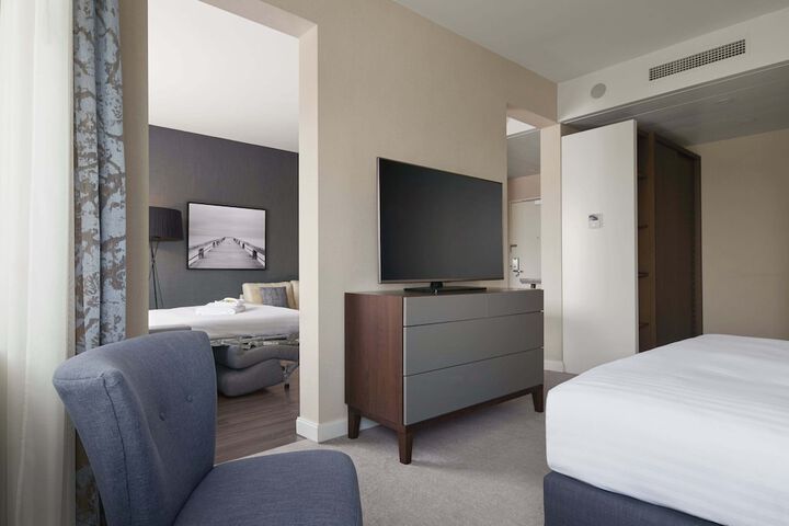 Room 4 of 76
