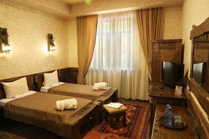 Room 16 of 28
