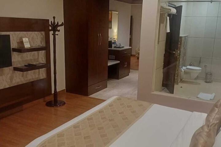 Room 2 of 16