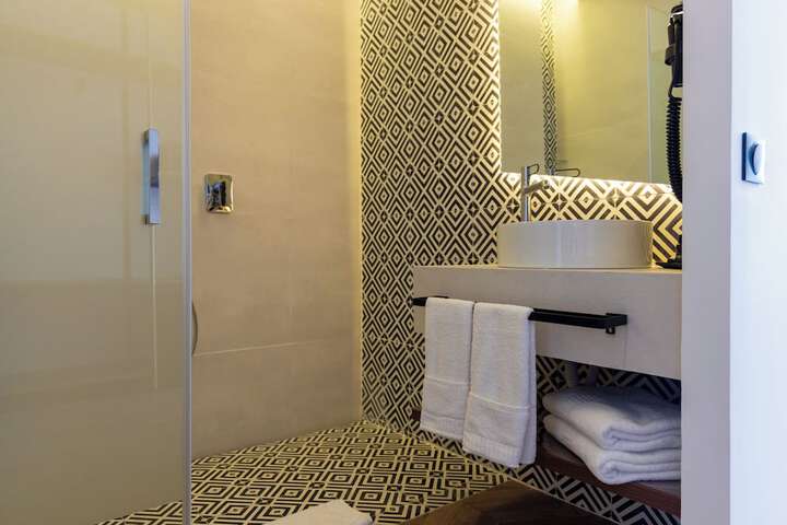 Room 17 of 37