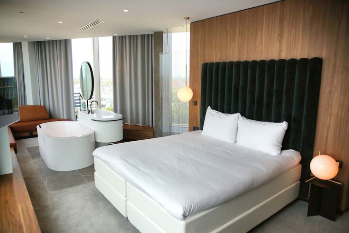 Room 6 of 77