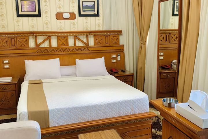 Room 6 of 27