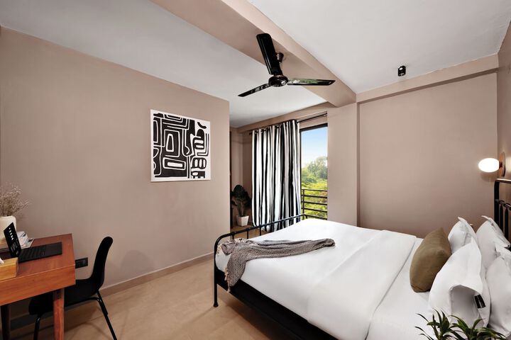 Room 33 of 40