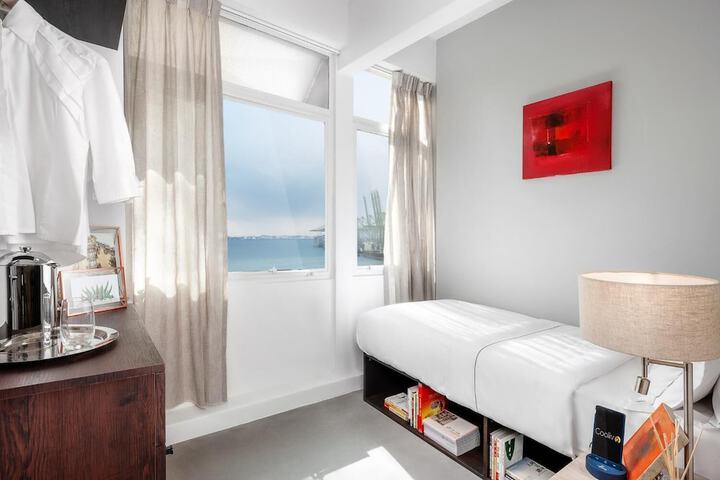 Room 16 of 64