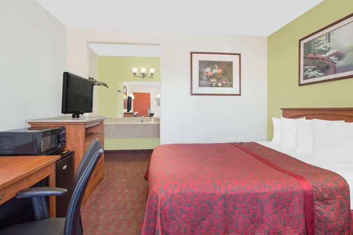 1 Queen Bed (14 of 21)