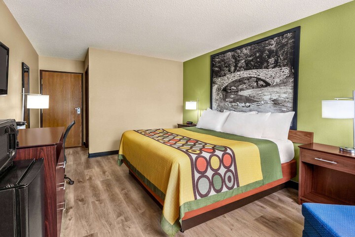 1 King Bed (2 of 7)