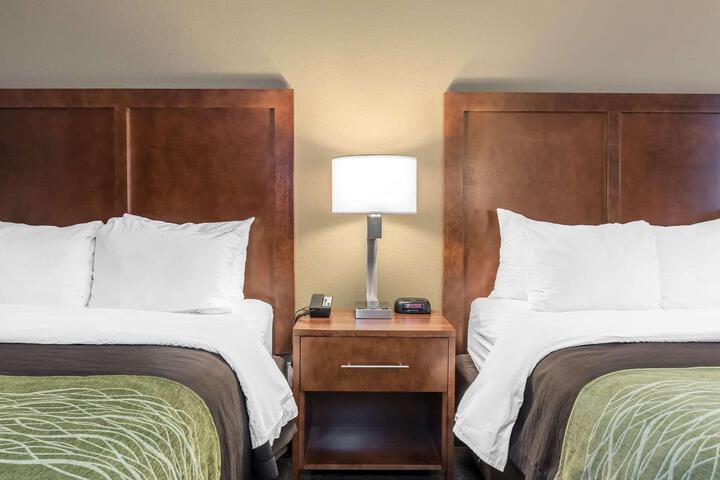 1 Queen Bed (17 of 17)
