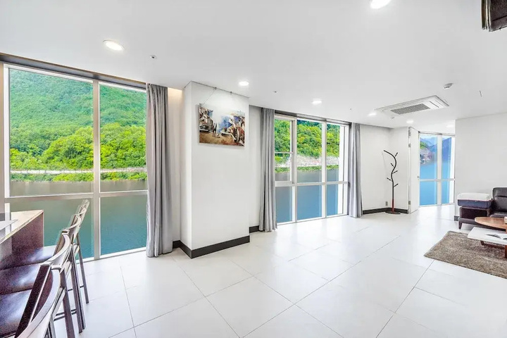 YJ HOTEL