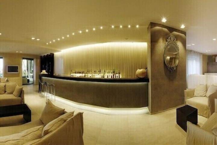 Lounge 86 of 92