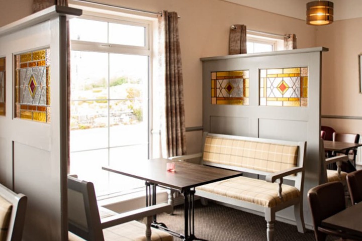 Lounge 49 of 77