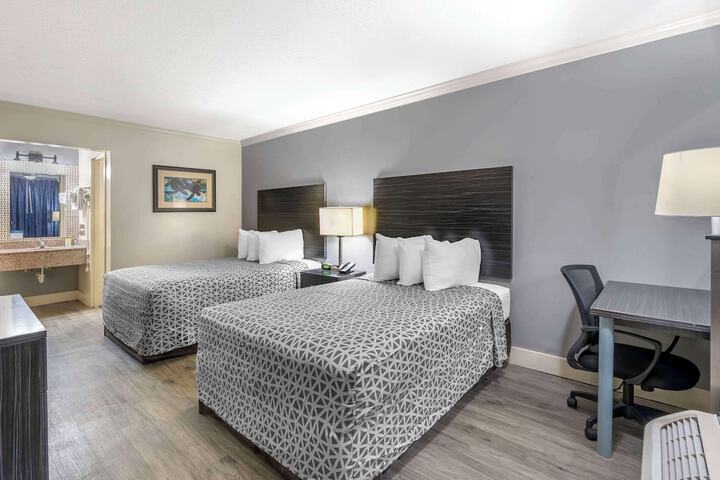 2 Double Beds (4 of 9)