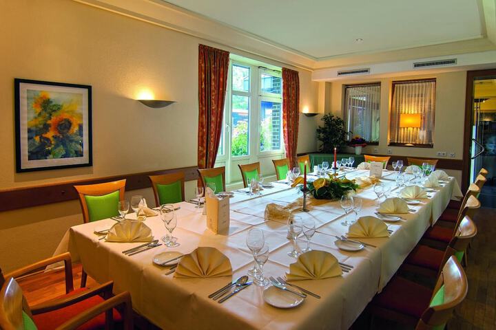 Dining 34 of 42