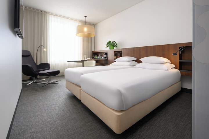 Room 42 of 153