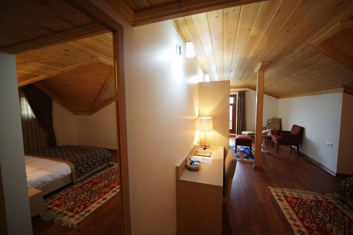 Room 5 of 83