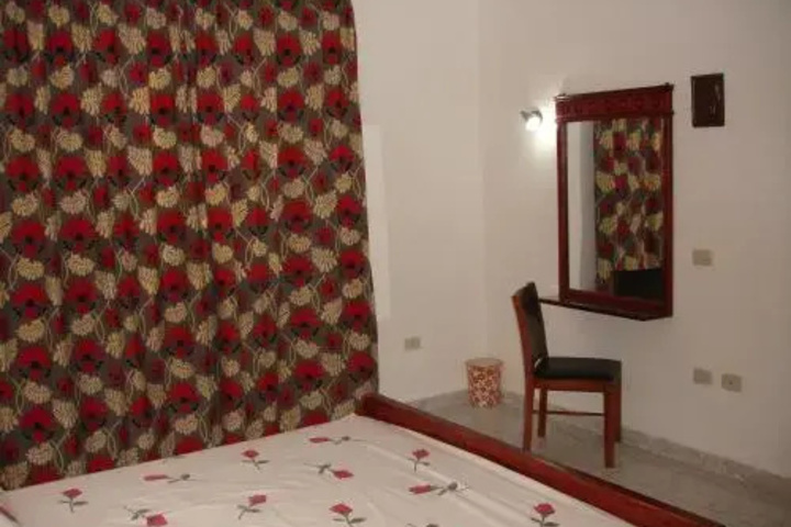 Room 4 of 8