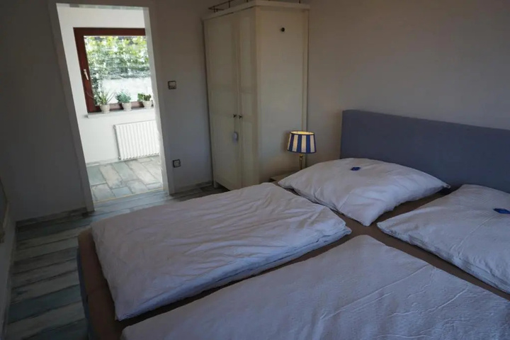 Room 2 of 10